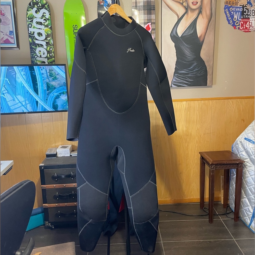NWT Men’s Fullsleeve Hevto Wetsuit 3/2mm Neoprene Wetsuit, Size Medium